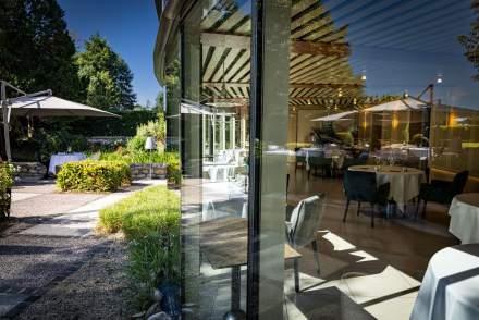 → L’Amaryllis · Restaurant gastronomique Chalon-sur-Saône- vue sur la terrasse et l'intérieur du restaurant